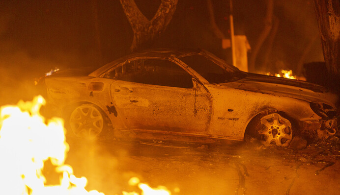 Десятки тысяч лишились домов, многие погибли: смотрите пугающие фото из охваченной огнем Калифорнии