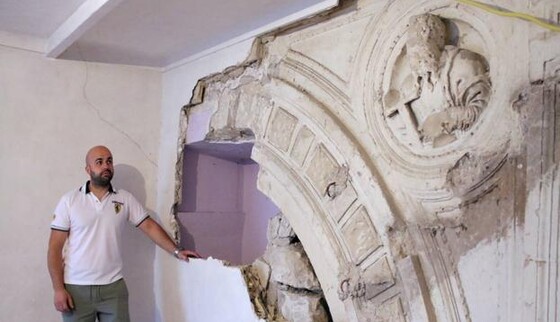 Мужчина затеял дома ремонт и нашел за стеной 