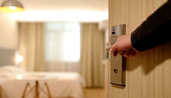 Стюардесса показала, на что стоит обращать внимание в отелях - люди обвинили ее в паранойе