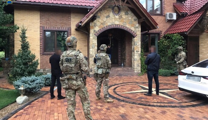 «Це маркетинговий хід! Народ дурний»: що кажуть вкладники піраміди B2B Jewelry після її краху