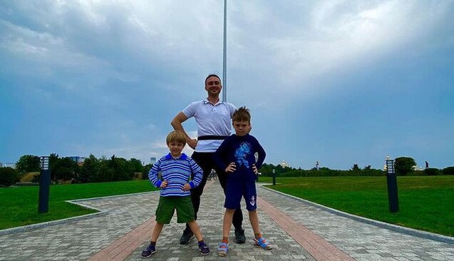 Настав момент їм дізнатися: Тарас Тополя з синами вшанували пам'ять загиблих захисників України