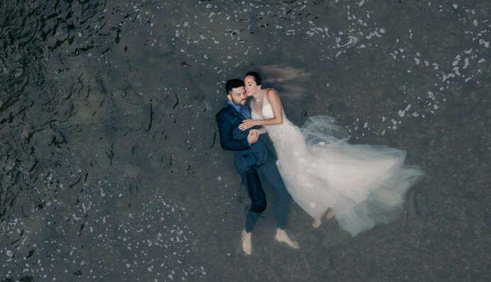 Пара не пожалела свадебных нарядов ради эффектных фото в воде - результат того стоил