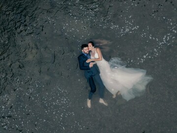 Пара не пожалела свадебных нарядов ради эффектных фото в воде - результат того стоил