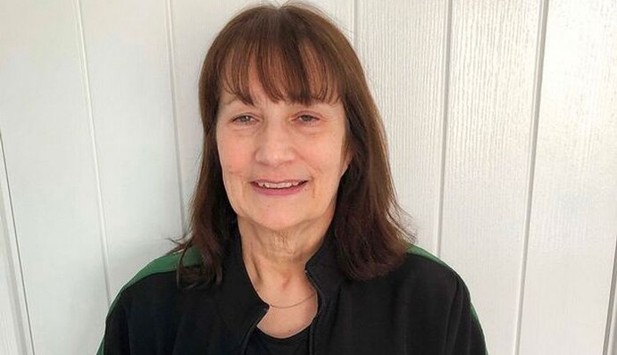 Женщина выиграла миллионы, но уже 25 лет работает в магазине - причина звучит как фантастика, но она реальна