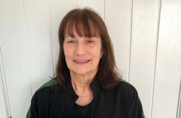 Женщина выиграла миллионы, но уже 25 лет работает в магазине - причина звучит как фантастика, но она реальна