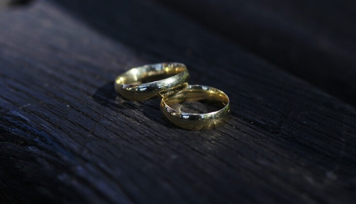 Жінка дізналася про зраду чоловіка з оголошення про його нове весілля