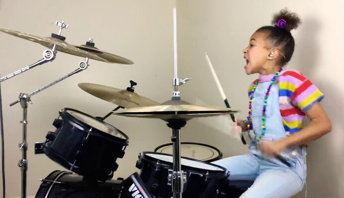 10-летняя барабанщица бросила вызов легендарному рок-музыканту и заставила его попотеть
