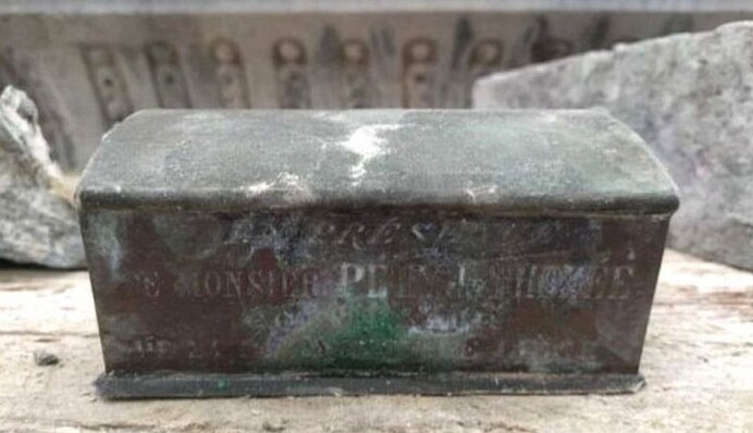 В Бельгии начали реставрацию старого фонтана и обнаружили шкатулку с сердцем мэра - прям как в сказках