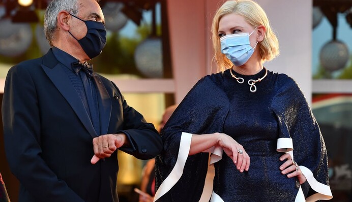 Зірки вийшли на червону доріжку Венеціанського кінофестивалю 2020 - найкраще вбрання і маски