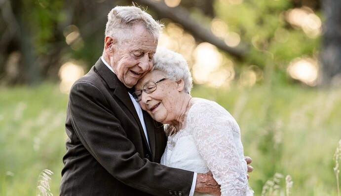 Пара отпраздновала 60-летие брака романтической фотосессией в своих свадебных нарядах