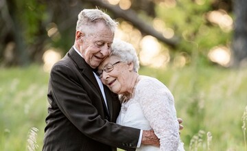 Пара отпраздновала 60-летие брака романтической фотосессией в своих свадебных нарядах