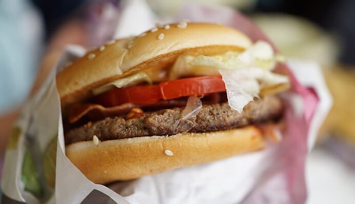 Жінка 24 роки зберігала в коробці їжу з McDonald's і довела, що вона не розкладається