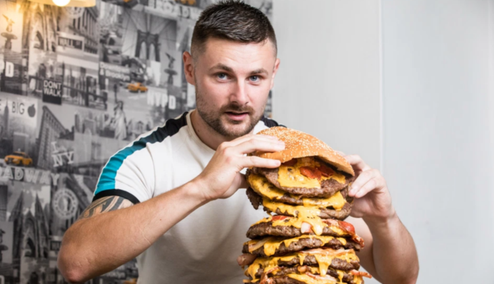 Ресторан приготував бургер на 32 тисячі калорій - блюдо подарують кожному, хто зможе його доїсти