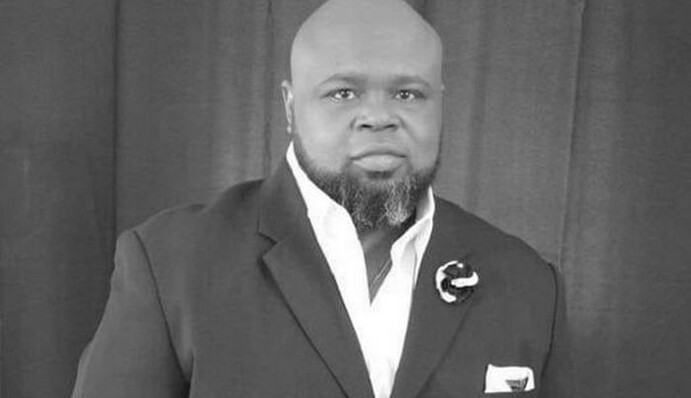 Певец Брюс Уильямсон скончался после борьбы с Covid-19