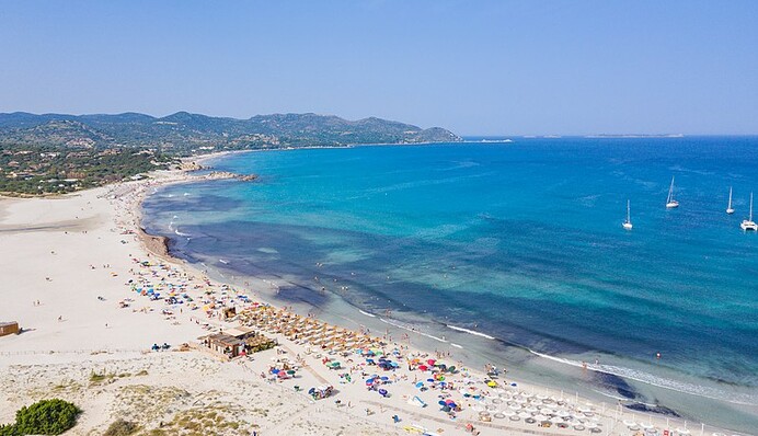 Турист взяв на пам'ять трохи піску з мальовничого пляжу, але потрапив на велику суму