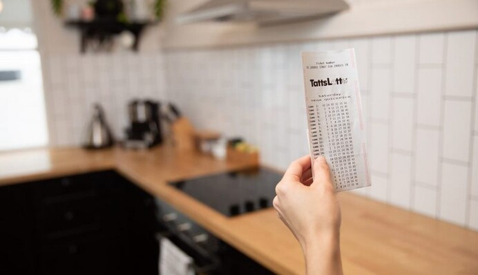 Чоловік вирішив заощадити і подарував дружині лотерейний квиток - хто ж знав, що він змінить їхнє життя