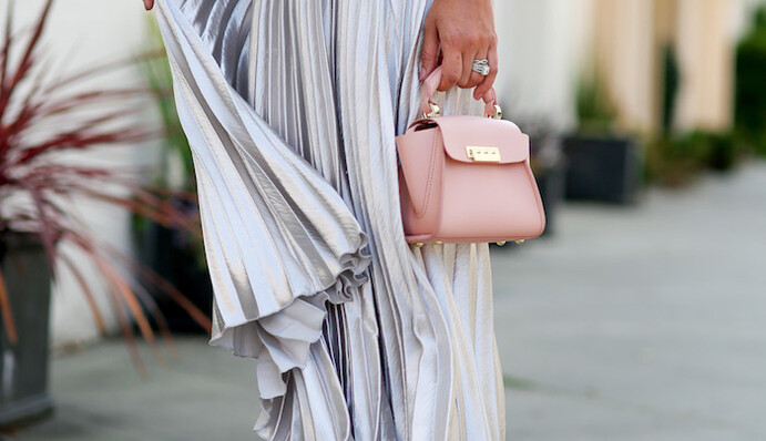 Як цієї осені носити спідницю та кросівки: 7 стильних образів на кожен день