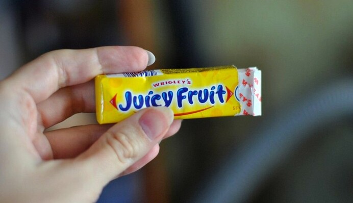 Ветерана Второй Мировой похоронят в гробу в стиле жвачки Juicy Fruit - и это не прихоть старика, а целая история