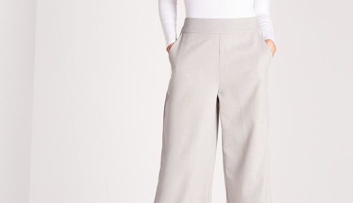 Широкі штани знову в моді: 7 привабливих образів цієї осені