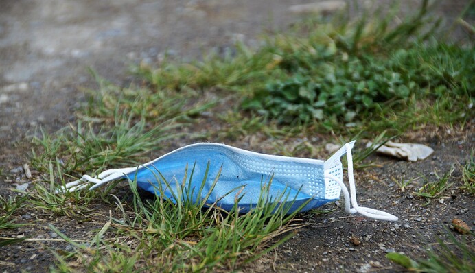 Девушка c маской на подбородке наклонилась к лебедю и получила по заслугам - дистанцию соблюдают даже животные