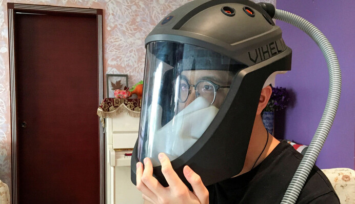 Школярі придумали зручний шолом для захисту від Covid-19, і він схожий на екіпіровку з майбутнього