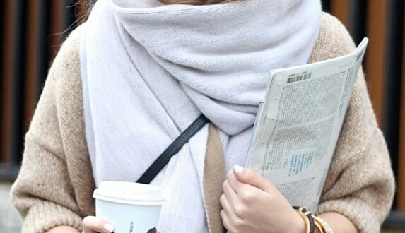 Як і з чим носити об'ємний шарф цієї осені: 7 стильних образів на кожен день