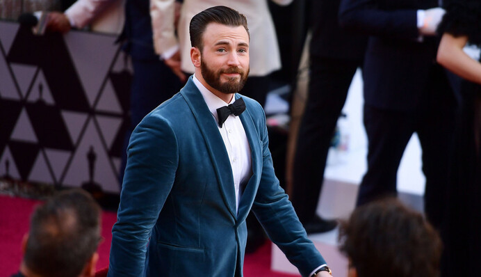 Крис Эванс случайно опубликовал фото с гениталиями, и мемы уже не остановить. Хотя поклонники очень стараются