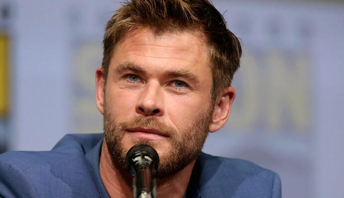 Крис Хемсворт ворвался в эфир к ведущей прогноза погоды - такого гостя в студии точно не ждали