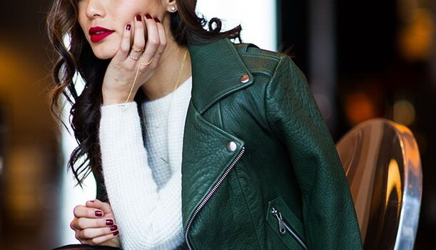 Шкіряна куртка на осінь: 7 стильних луків з джинсами і не тільки