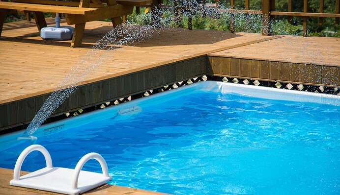 Мужчина сладко спал у бассейна, как вдруг появился неожиданный гость - такое пробуждение могло стоить ему жизни