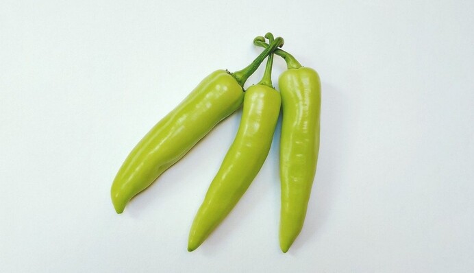 Родители дали ребенку перец чили, и реакция на него пугает - люди в недоумении, ведь здесь не до шуток