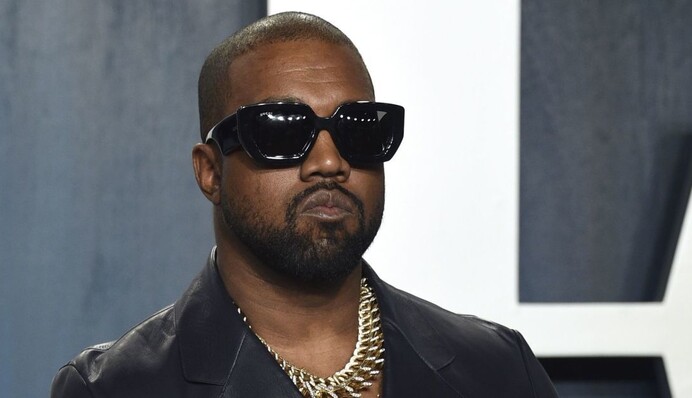 Канье Уэст помочился на статуэтку 