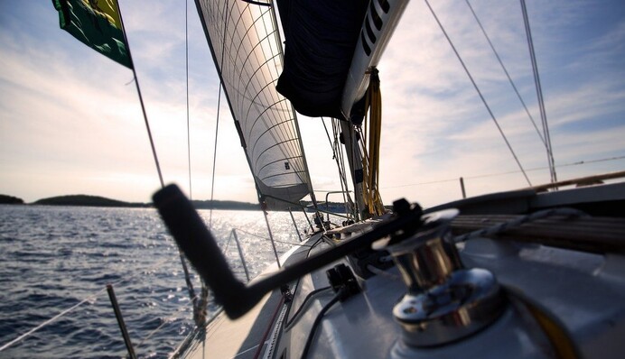 Пара ушла в плаванье на лодке и застряла в океане без возможности вернуться домой: все это - проделки 2020 года