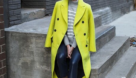Яркие пальто - тренд сезона: 10 стильных образов на осень 2020