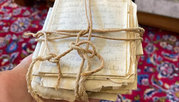 Хлопець знайшов у своєму будинку схованку зі старими любовними листами - їх зміст схожий на романтичний фільм