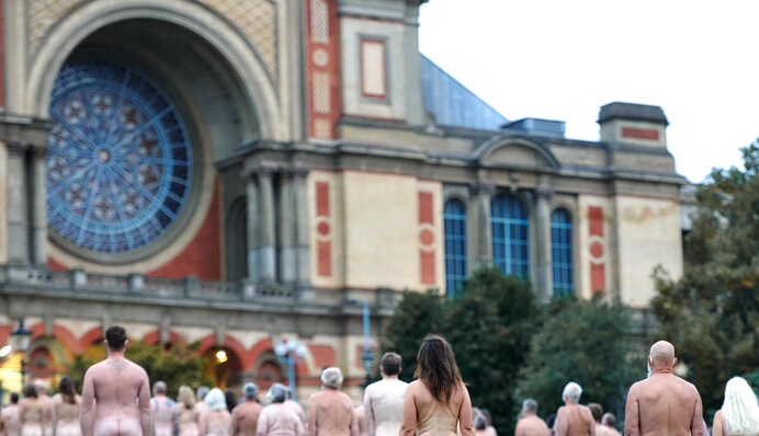 У лондонському парку зняли 200 голих людей в масках - виявилося, все це заради мистецтва