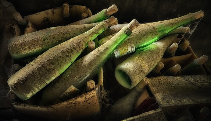 Жінка затіяла вдома ремонт і знайшла схованку з алкоголем - пляшки пролежали в стіні майже 90 років