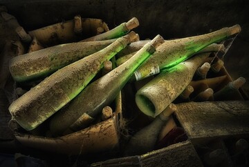 Жінка затіяла вдома ремонт і знайшла схованку з алкоголем - пляшки пролежали в стіні майже 90 років