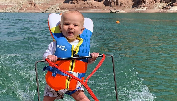 Безстрашні батьки поставили 6-місячного сина на водні лижі - тепер їх називають злочинцями