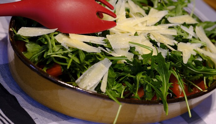 Готуємо вдома легкий салат з морепродуктами: рецепт і варіанти заправки