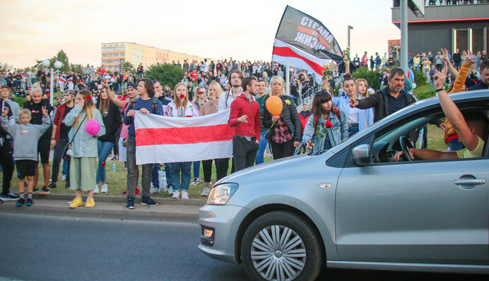 В Минске таксист помог парню сбежать от ОМОНа и стал звездой вирусного видео. Но машину придется починить
