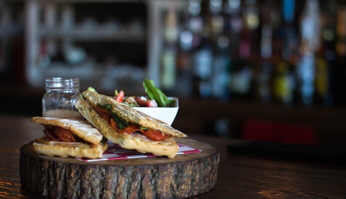 Как сделать дома вкусные панини с мясом, сыром и овощами - рецепт на 15 минут дела