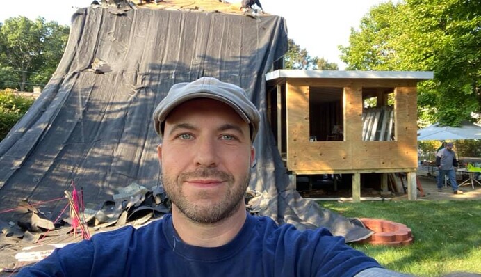 Електрик пошкодував самотню бабусю і відремонтував її старий будинок - тепер вони справжня сім'я