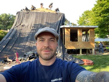 Электрик пожалел одинокую старушку и отремонтировал ее ветхий дом - теперь они настоящая семья