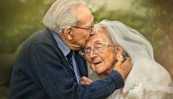 Фотограф зняла красиву літню пару, щоб показати - кохання вічне