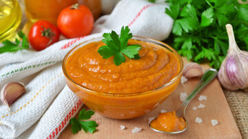 Как закрыть кабачковую икру на зиму: простой рецепт с томатной пастой