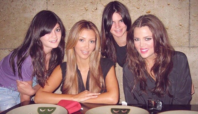 Ким Кардашьян показала своих знаменитых сестер до пластики, и главный вопрос ее подписчиков - кто эти люди?