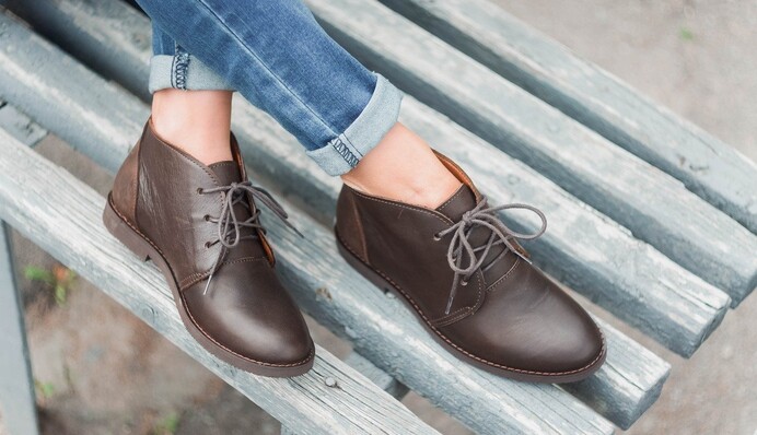 Как и с чем этой осенью носить лоферы: 9 стильных образов с пальто и свитерами