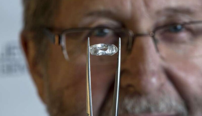 Чоловік знайшов у парку незвичайне скло - виявилося, це діамант в 9 карат