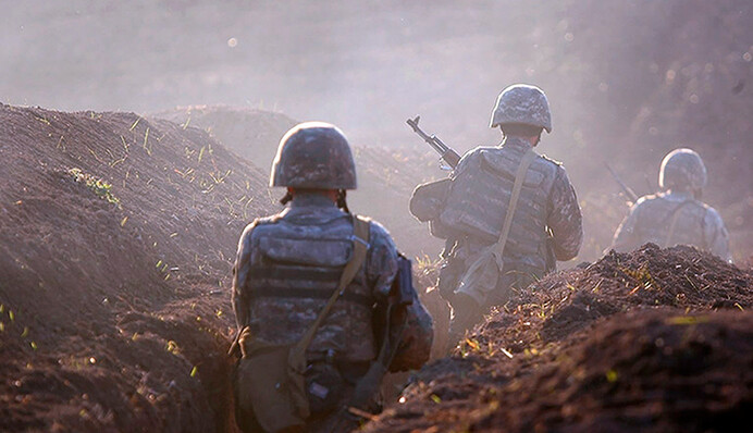 Азербайджан и Армения бросили в бой сотни танков, поле боя превратилось в 